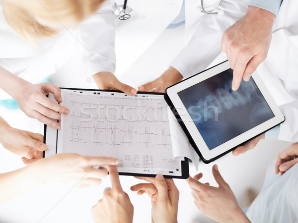 Foto stock: Grupo · médicos · mirando · Xray · salud