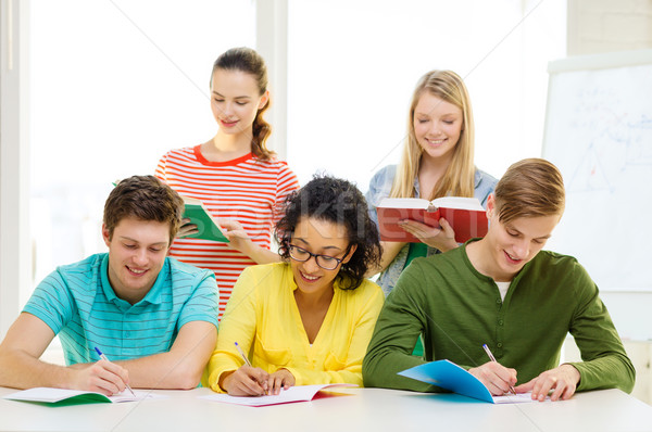 Studenten boeken school onderwijs vijf Stockfoto © dolgachov