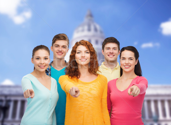 Gruppe lächelnd Jugendliche Zeichen Stock foto © dolgachov