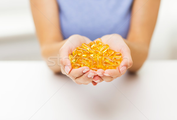Közelkép nő kezek tart tabletták kapszulák Stock fotó © dolgachov