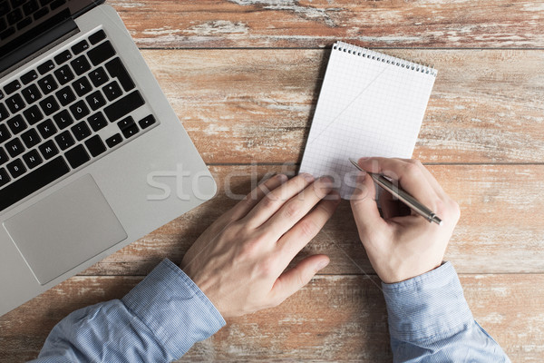 Foto stock: Masculino · mãos · laptop · caderno · negócio