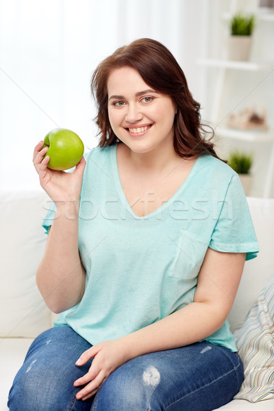 Fericit plus size femeie mananca verde măr Imagine de stoc © dolgachov