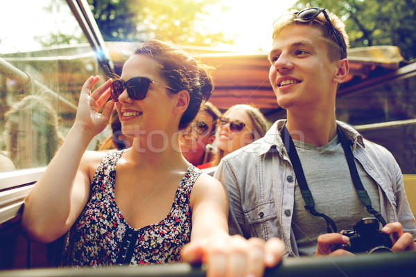 Glimlachend paar camera tour bus Stockfoto © dolgachov