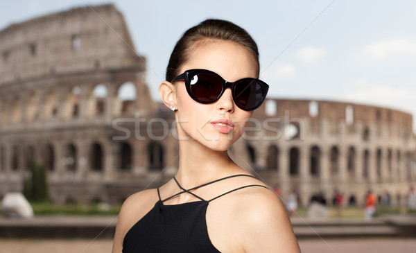 Güzel genç kadın zarif siyah güneş gözlüğü Stok fotoğraf © dolgachov