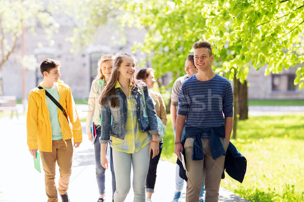 Gruppe glücklich jugendlich Studenten Fuß Freien Stock foto © dolgachov