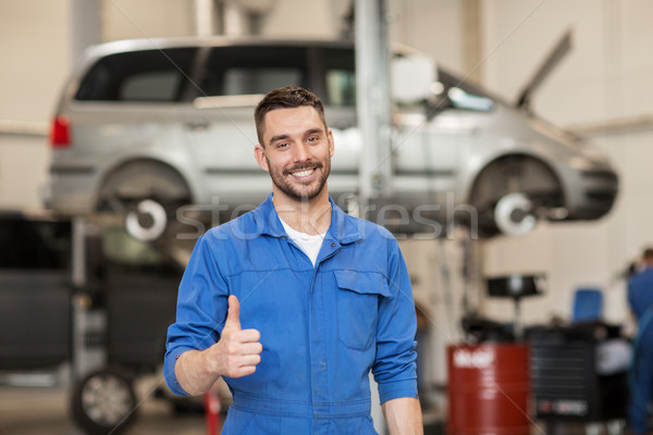 Fericit mecanic auto om maşină atelier serviciu Imagine de stoc © dolgachov