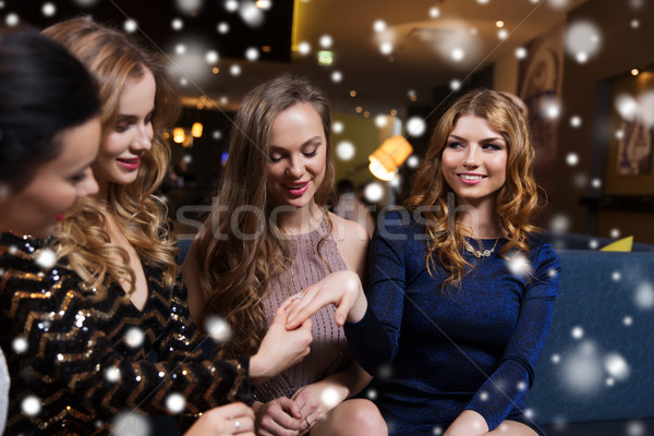 [[stock_photo]]: Femme · bague · de · fiançailles · amis · célébration · fête