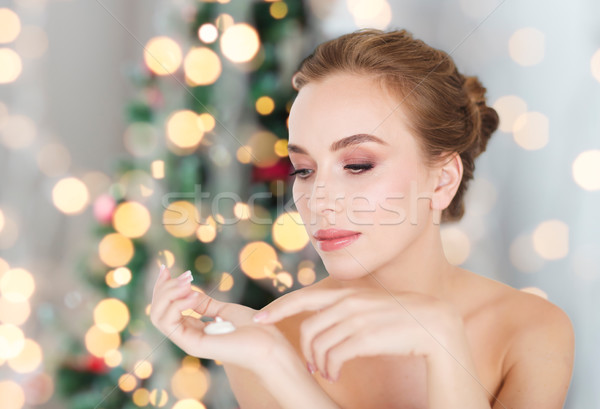 Mujer crema hidratante Navidad luces belleza personas Foto stock © dolgachov