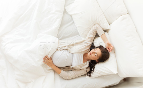 Imagine de stoc: Fericit · femeie · gravida · dormit · pat · acasă · sarcină