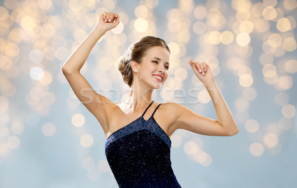 Feliz mulher dança as mãos levantadas luzes pessoas Foto stock © dolgachov