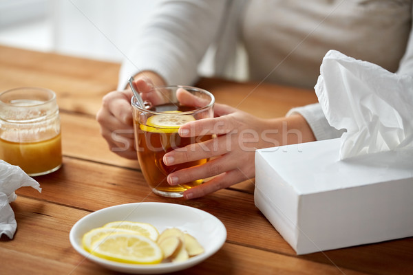 Сток-фото: женщину · питьевой · чай · лимона