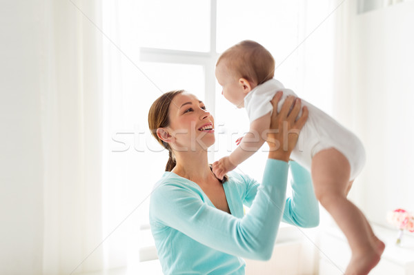 Szczęśliwy młodych matka mały baby domu Zdjęcia stock © dolgachov