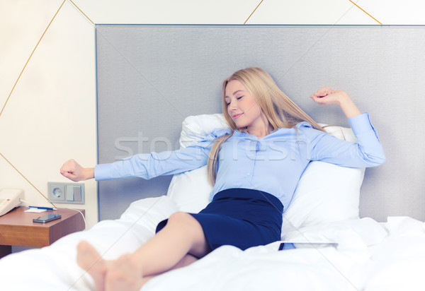 Gelukkig zakenvrouw bed hotelkamer business technologie Stockfoto © dolgachov
