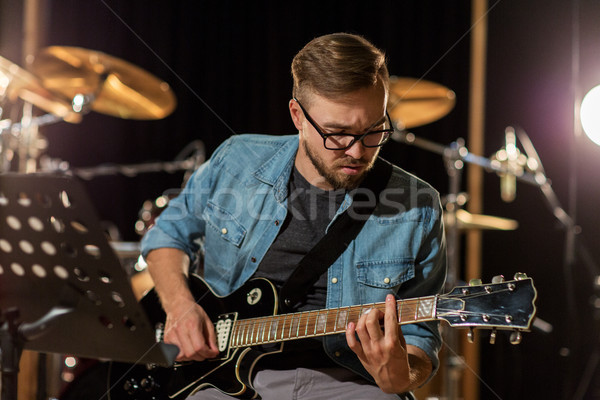 Mann spielen Gitarre Studio Musik Stock foto © dolgachov