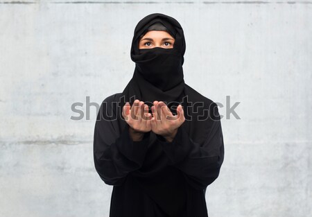 穆斯林 女子 蓋頭 顯示 停止簽署 手勢 商業照片 © dolgachov