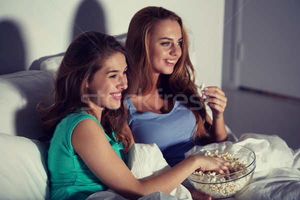 Boldog barátok pattogatott kukorica néz tv otthon Stock fotó © dolgachov
