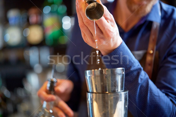 Barman shaker cocktail bar dranken mensen Stockfoto © dolgachov