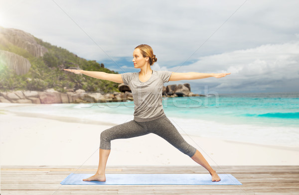 Foto d'archivio: Donna · yoga · guerriero · posa · spiaggia · fitness