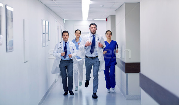 Groep lopen ziekenhuis kliniek mensen gezondheidszorg Stockfoto © dolgachov