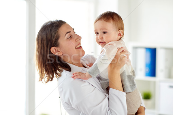 Feliz médico pediatra bebê clínica medicina Foto stock © dolgachov