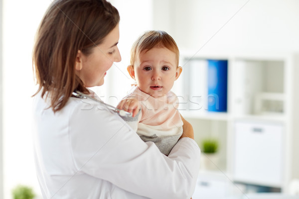 Foto stock: Feliz · médico · pediatra · bebê · clínica · medicina