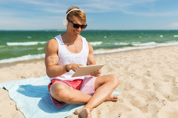 Szczęśliwy człowiek słuchawki plaży lata Zdjęcia stock © dolgachov