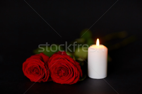 Vörös rózsák égő gyertya fekete temetés gyász Stock fotó © dolgachov