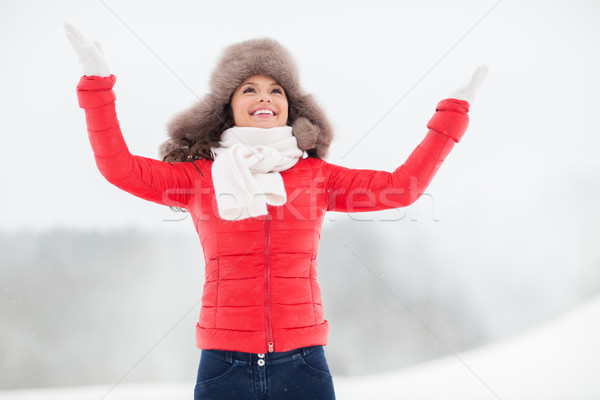 Fericit femeie iarnă blană pălărie în aer liber Imagine de stoc © dolgachov