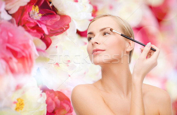 Gyönyörű nő sminkecset kozmetika egészség szépség virágok Stock fotó © dolgachov