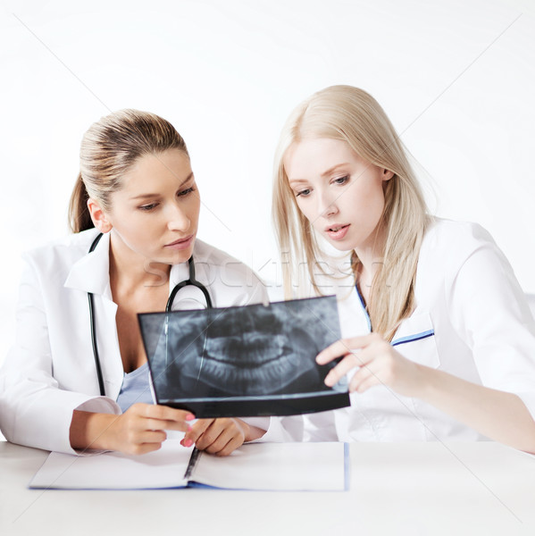 Csoport orvosok néz röntgen egészségügy orvosi Stock fotó © dolgachov