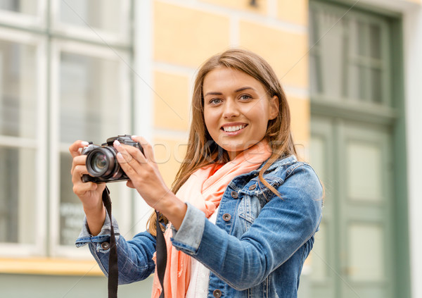 Sorridente menina cidade viajar férias tecnologia Foto stock © dolgachov