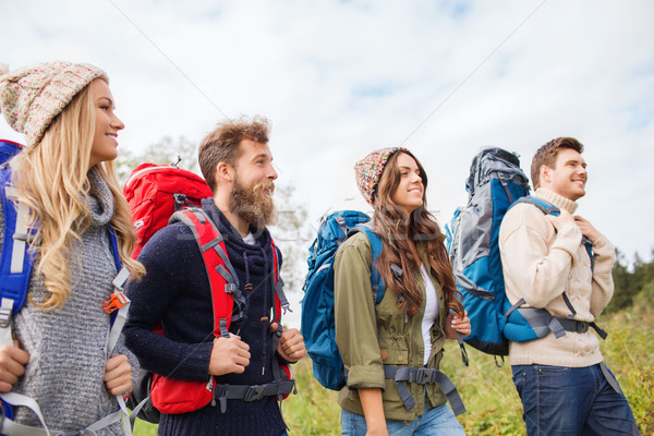 Grup zâmbitor prietenii Drumeţii aventură călători Imagine de stoc © dolgachov