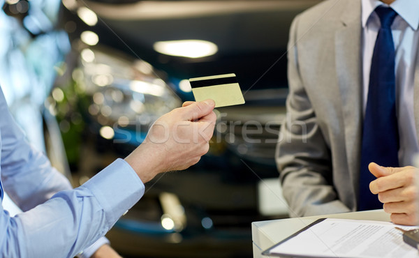 Foto stock: Cliente · tarjeta · de · crédito · salón · auto · negocios