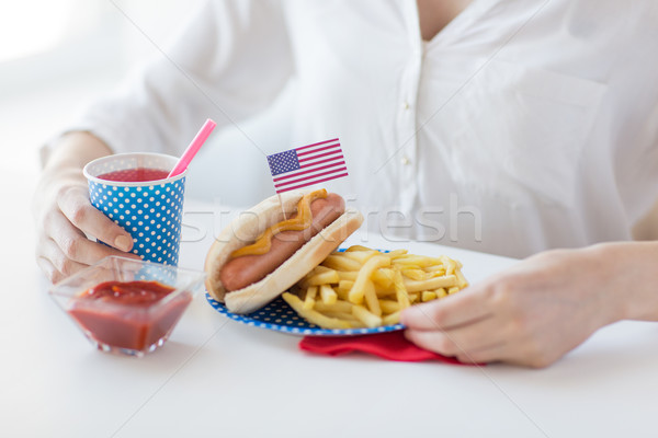 Stok fotoğraf: Kadın · yeme · sosisli · sandviç · patates · kızartması · tatil