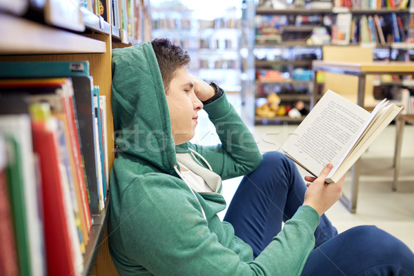 Stock foto: Studenten · Junge · junger · Mann · Lesung · Buch · Bibliothek