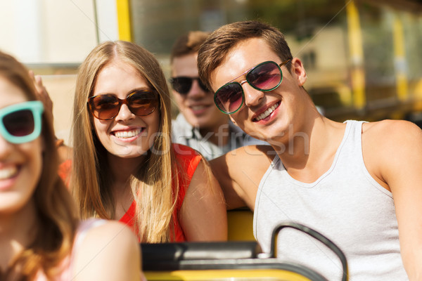 Groep glimlachend vrienden tour bus Stockfoto © dolgachov