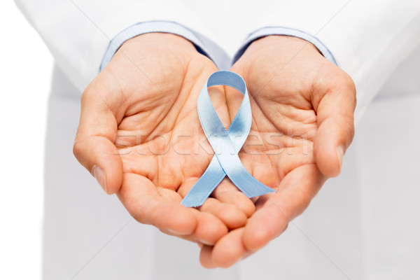 Medic mână prostata cancer constientizare panglică Imagine de stoc © dolgachov