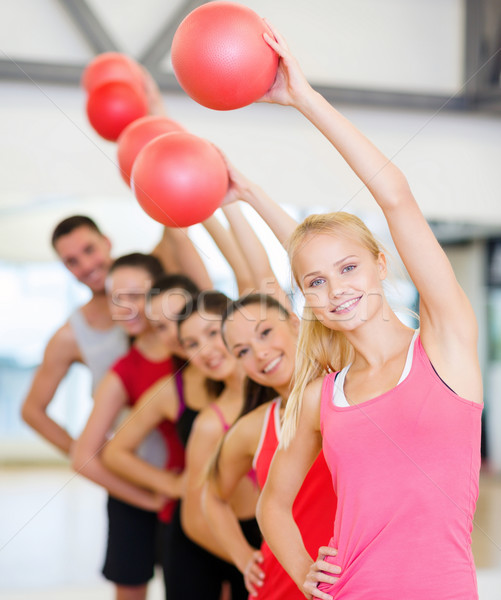 Grupo sonriendo las personas que trabajan fuera pelota fitness Foto stock © dolgachov