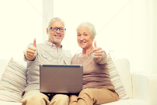 [[stock_photo]]: Heureux · couple · de · personnes · âgées · portable · maison · famille · technologie