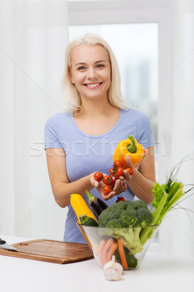 笑みを浮かべて 若い女性 料理 野菜 ホーム 健康的な食事 ストックフォト © dolgachov