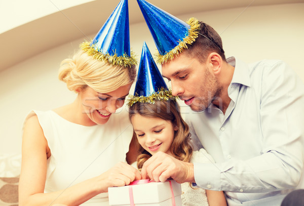 ストックフォト: 幸せな家族 · ギフトボックス · お祝い · 家族 · 休日 · 歳の誕生日
