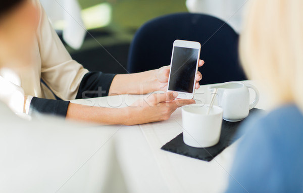 Femmes smartphone restaurant personnes vacances [[stock_photo]] © dolgachov