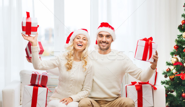 Foto stock: Feliz · Pareja · casa · Navidad · cajas · de · regalo · vacaciones