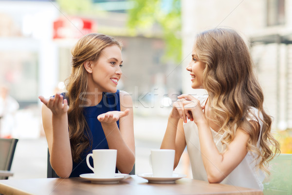 Stockfoto: Jonge · vrouwen · drinken · koffie · praten · cafe · mensen