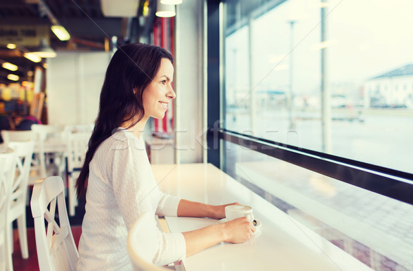 Stockfoto: Glimlachend · jonge · vrouw · drinken · koffie · cafe · recreatie