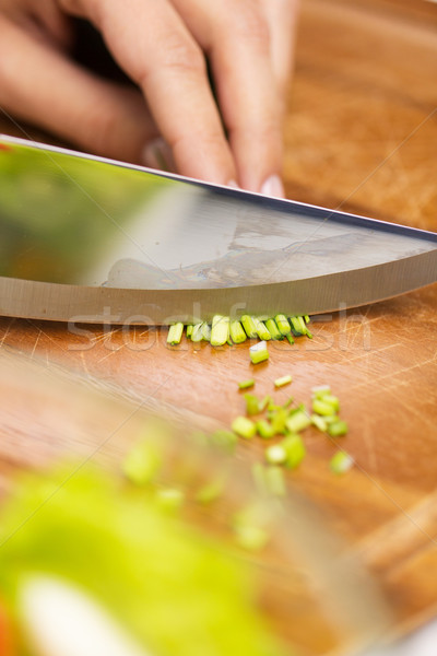 Közelkép nő tapsolás zöldhagyma kés egészséges étkezés Stock fotó © dolgachov