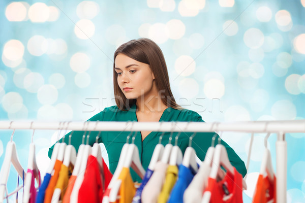 Nő választ ruházat ruhásszekrény semmi visel Stock fotó © dolgachov