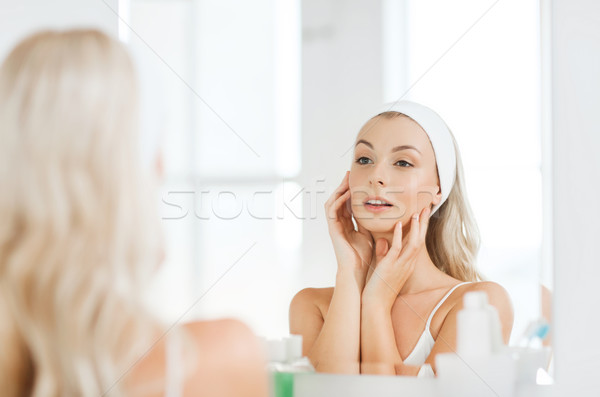 Femme toucher visage salle de bain beauté [[stock_photo]] © dolgachov