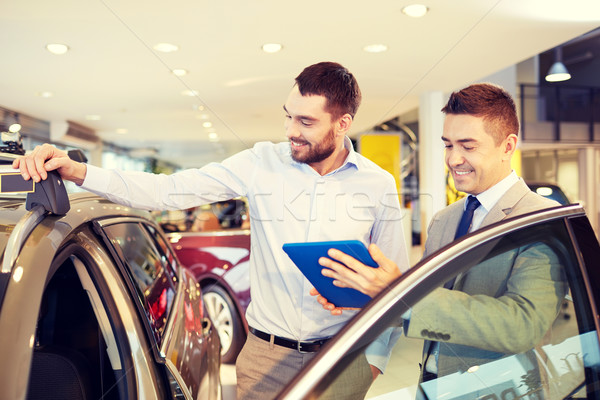 Glücklich Mann Autohändler auto zeigen Salon Stock foto © dolgachov