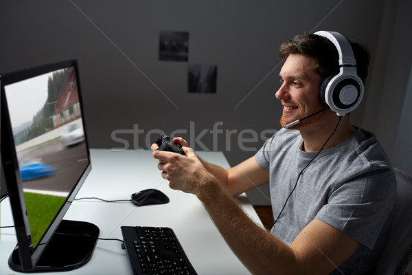Homme casque jouer ordinateur jeu vidéo maison [[stock_photo]] © dolgachov